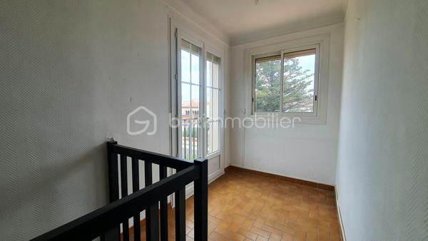 Située à Saint-Estève, dans un quartier résidentiel très calme, cette maison construite en 1976 est implantée sur une belle parcelle de 716 m² entièrement clôturée et arborée, offrant un cadre de vie paisible et recherché.

Avec ses 103 m² habitables, elle propose au rez-de-chaussée une cuisine équipée semi-ouverte sur un vaste salon/séjour lumineux.
Ce niveau comprend également deux chambres, une salle d’eau ainsi que des WC indépendants.

À l’étage, un palier avec coin bureau dessert une troisième chambre, une seconde salle d’eau ainsi qu’un grenier dont une partie est déjà aménagée, offrant un beau potentiel d’évolution.

À l’extérieur, vous profiterez d’un espace barbecue avec dépendance, parfait pour les beaux jours. Le terrain dispose également d’un forage, un véritable atout pour l’entretien des espaces extérieurs.

La maison bénéficie d’un garage en sous-sol, d’un vide sanitaire sous l’ensemble de la construction, de fenêtres en PVC double vitrage, ainsi que d’un chauffage électrique complété par un poêle à bois dans la pièce de vie.

Après quelques travaux de rafraîchissement et un entretien extérieur, cette maison révélera tout son potentiel et deviendra un véritable cocon familial.