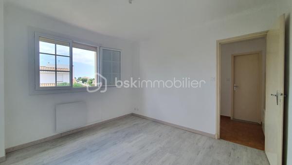 Située à Saint-Estève, dans un quartier résidentiel très calme, cette maison construite en 1976 est implantée sur une belle parcelle de 716 m² entièrement clôturée et arborée, offrant un cadre de vie paisible et recherché.

Avec ses 103 m² habitables, elle propose au rez-de-chaussée une cuisine équipée semi-ouverte sur un vaste salon/séjour lumineux.
Ce niveau comprend également deux chambres, une salle d’eau ainsi que des WC indépendants.

À l’étage, un palier avec coin bureau dessert une troisième chambre, une seconde salle d’eau ainsi qu’un grenier dont une partie est déjà aménagée, offrant un beau potentiel d’évolution.

À l’extérieur, vous profiterez d’un espace barbecue avec dépendance, parfait pour les beaux jours. Le terrain dispose également d’un forage, un véritable atout pour l’entretien des espaces extérieurs.

La maison bénéficie d’un garage en sous-sol, d’un vide sanitaire sous l’ensemble de la construction, de fenêtres en PVC double vitrage, ainsi que d’un chauffage électrique complété par un poêle à bois dans la pièce de vie.

Après quelques travaux de rafraîchissement et un entretien extérieur, cette maison révélera tout son potentiel et deviendra un véritable cocon familial.