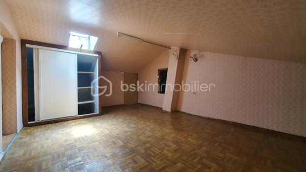 Située à Saint-Estève, dans un quartier résidentiel très calme, cette maison construite en 1976 est implantée sur une belle parcelle de 716 m² entièrement clôturée et arborée, offrant un cadre de vie paisible et recherché.

Avec ses 103 m² habitables, elle propose au rez-de-chaussée une cuisine équipée semi-ouverte sur un vaste salon/séjour lumineux.
Ce niveau comprend également deux chambres, une salle d’eau ainsi que des WC indépendants.

À l’étage, un palier avec coin bureau dessert une troisième chambre, une seconde salle d’eau ainsi qu’un grenier dont une partie est déjà aménagée, offrant un beau potentiel d’évolution.

À l’extérieur, vous profiterez d’un espace barbecue avec dépendance, parfait pour les beaux jours. Le terrain dispose également d’un forage, un véritable atout pour l’entretien des espaces extérieurs.

La maison bénéficie d’un garage en sous-sol, d’un vide sanitaire sous l’ensemble de la construction, de fenêtres en PVC double vitrage, ainsi que d’un chauffage électrique complété par un poêle à bois dans la pièce de vie.

Après quelques travaux de rafraîchissement et un entretien extérieur, cette maison révélera tout son potentiel et deviendra un véritable cocon familial.