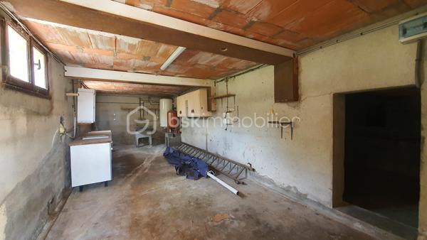 Située à Saint-Estève, dans un quartier résidentiel très calme, cette maison construite en 1976 est implantée sur une belle parcelle de 716 m² entièrement clôturée et arborée, offrant un cadre de vie paisible et recherché.

Avec ses 103 m² habitables, elle propose au rez-de-chaussée une cuisine équipée semi-ouverte sur un vaste salon/séjour lumineux.
Ce niveau comprend également deux chambres, une salle d’eau ainsi que des WC indépendants.

À l’étage, un palier avec coin bureau dessert une troisième chambre, une seconde salle d’eau ainsi qu’un grenier dont une partie est déjà aménagée, offrant un beau potentiel d’évolution.

À l’extérieur, vous profiterez d’un espace barbecue avec dépendance, parfait pour les beaux jours. Le terrain dispose également d’un forage, un véritable atout pour l’entretien des espaces extérieurs.

La maison bénéficie d’un garage en sous-sol, d’un vide sanitaire sous l’ensemble de la construction, de fenêtres en PVC double vitrage, ainsi que d’un chauffage électrique complété par un poêle à bois dans la pièce de vie.

Après quelques travaux de rafraîchissement et un entretien extérieur, cette maison révélera tout son potentiel et deviendra un véritable cocon familial.