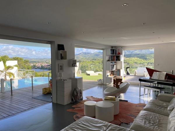 MAISON D'ARCHITECTE CONTEMPORAINE AUX TROIS-ÎLETS