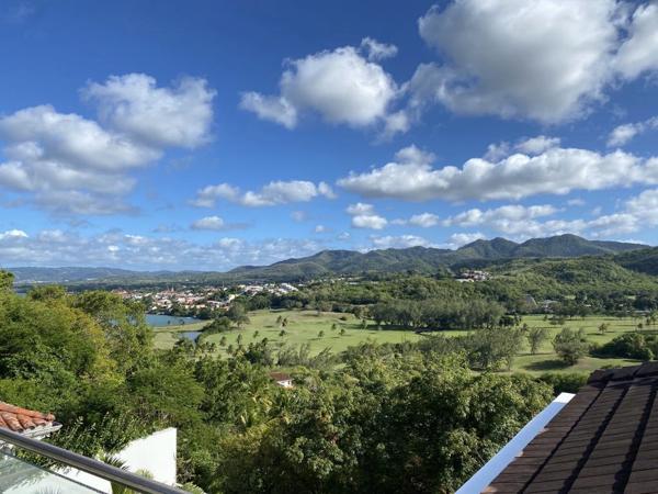 MAISON D'ARCHITECTE CONTEMPORAINE AUX TROIS-ÎLETS