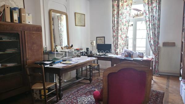 Au cœur du centre historique de Rabastens, découvrez cette remarquable bâtisse du XIVᵉ siècle entièrement restaurée, alliant avec élégance le charme de l’ancien et le confort moderne.
Développant environ 217 m² habitables, cette propriété de caractère propose 8 pièces aux beaux volumes et à l’atmosphère chaleureuse. Les prestations de qualité incluent une pompe à chaleur installée en 2023, un ballon thermodynamique ainsi que des menuiseries bois en double vitrage.
À l’extérieur, une agréable cour privative et une véranda lumineuse offrent de véritables espaces de détente au calme, au sein même du centre historique.
Aucun travaux n’est à prévoir : la rénovation a été réalisée avec soin dans le respect de l’authenticité des lieux.
Atout supplémentaire particulièrement recherché, la propriété comprend également 3 studios indépendants actuellement loués, générant des revenus locatifs de 1500 €/ mois.
Ce bien est proposé en vente en viager avec réserve d’usufruit, comprenant :
Valeur vénale : 550 000 €
Bouquet : 125 000 €
Rente viagère mensuelle : 2 328,43 €
Occupé 2 têtes : 81 ans (M) et 94 ans (Mme)
Taxe foncière : 2680 €

Une opportunité patrimoniale rare pour les amateurs de belles demeures historiques comme pour les investisseurs recherchant un bien de caractère dans un emplacement privilégié.