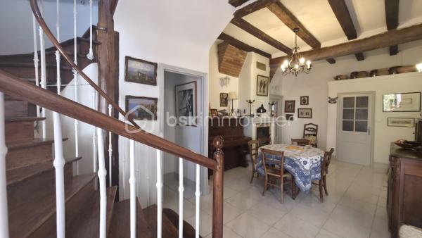 Au cœur du centre historique de Rabastens, découvrez cette remarquable bâtisse du XIVᵉ siècle entièrement restaurée, alliant avec élégance le charme de l’ancien et le confort moderne.
Développant environ 217 m² habitables, cette propriété de caractère propose 8 pièces aux beaux volumes et à l’atmosphère chaleureuse. Les prestations de qualité incluent une pompe à chaleur installée en 2023, un ballon thermodynamique ainsi que des menuiseries bois en double vitrage.
À l’extérieur, une agréable cour privative et une véranda lumineuse offrent de véritables espaces de détente au calme, au sein même du centre historique.
Aucun travaux n’est à prévoir : la rénovation a été réalisée avec soin dans le respect de l’authenticité des lieux.
Atout supplémentaire particulièrement recherché, la propriété comprend également 3 studios indépendants actuellement loués, générant des revenus locatifs de 1500 €/ mois.
Ce bien est proposé en vente en viager avec réserve d’usufruit, comprenant :
Valeur vénale : 550 000 €
Bouquet : 125 000 €
Rente viagère mensuelle : 2 328,43 €
Occupé 2 têtes : 81 ans (M) et 94 ans (Mme)
Taxe foncière : 2680 €

Une opportunité patrimoniale rare pour les amateurs de belles demeures historiques comme pour les investisseurs recherchant un bien de caractère dans un emplacement privilégié.