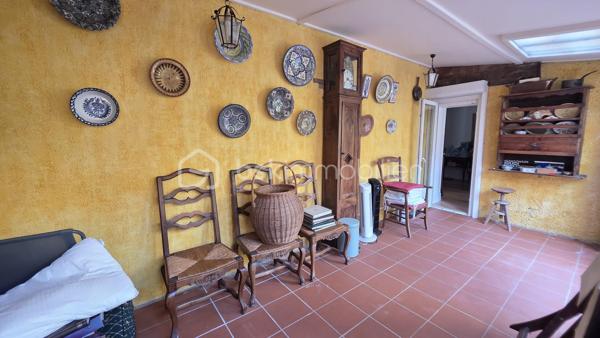 Au cœur du centre historique de Rabastens, découvrez cette remarquable bâtisse du XIVᵉ siècle entièrement restaurée, alliant avec élégance le charme de l’ancien et le confort moderne.
Développant environ 217 m² habitables, cette propriété de caractère propose 8 pièces aux beaux volumes et à l’atmosphère chaleureuse. Les prestations de qualité incluent une pompe à chaleur installée en 2023, un ballon thermodynamique ainsi que des menuiseries bois en double vitrage.
À l’extérieur, une agréable cour privative et une véranda lumineuse offrent de véritables espaces de détente au calme, au sein même du centre historique.
Aucun travaux n’est à prévoir : la rénovation a été réalisée avec soin dans le respect de l’authenticité des lieux.
Atout supplémentaire particulièrement recherché, la propriété comprend également 3 studios indépendants actuellement loués, générant des revenus locatifs de 1500 €/ mois.
Ce bien est proposé en vente en viager avec réserve d’usufruit, comprenant :
Valeur vénale : 550 000 €
Bouquet : 125 000 €
Rente viagère mensuelle : 2 328,43 €
Occupé 2 têtes : 81 ans (M) et 94 ans (Mme)
Taxe foncière : 2680 €

Une opportunité patrimoniale rare pour les amateurs de belles demeures historiques comme pour les investisseurs recherchant un bien de caractère dans un emplacement privilégié.