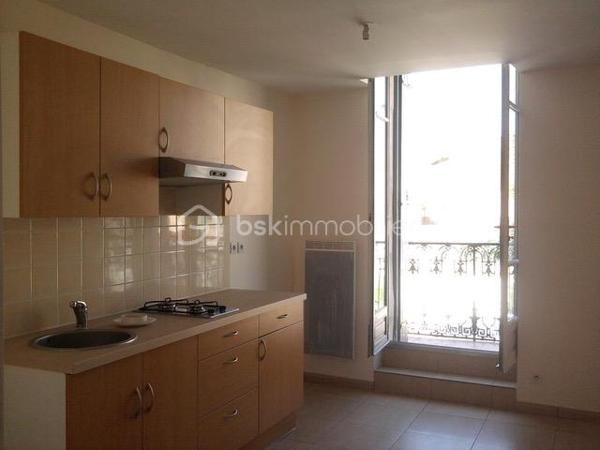 Découvrez ce charmant bâtiment de 215 m², dont 4 appartements  T2 de plus de 50m2 chacun vous plongeront dans l'élégance d'une époque passée tout en profitant du dynamisme urbain. Avec des pièces spacieuses et deux balcons pour profiter de moments de détente, ce bien est idéal pour des projets variés.

Structure saine, sans travaux à prévoir, vous serez séduit par son authenticité. Non en copropriété, il s'adapte à vos envies. Proches des commodités et transports, il ne manque qu'à vous !