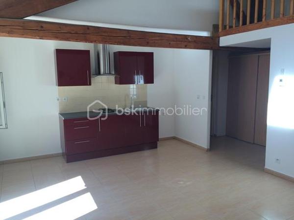 Découvrez ce charmant bâtiment de 215 m², dont 4 appartements  T2 de plus de 50m2 chacun vous plongeront dans l'élégance d'une époque passée tout en profitant du dynamisme urbain. Avec des pièces spacieuses et deux balcons pour profiter de moments de détente, ce bien est idéal pour des projets variés.

Structure saine, sans travaux à prévoir, vous serez séduit par son authenticité. Non en copropriété, il s'adapte à vos envies. Proches des commodités et transports, il ne manque qu'à vous !