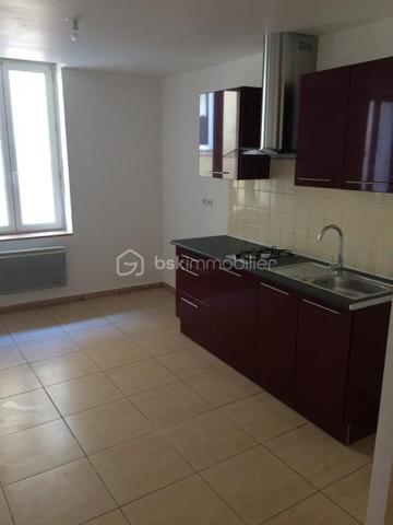 Découvrez ce charmant bâtiment de 215 m², dont 4 appartements  T2 de plus de 50m2 chacun vous plongeront dans l'élégance d'une époque passée tout en profitant du dynamisme urbain. Avec des pièces spacieuses et deux balcons pour profiter de moments de détente, ce bien est idéal pour des projets variés.

Structure saine, sans travaux à prévoir, vous serez séduit par son authenticité. Non en copropriété, il s'adapte à vos envies. Proches des commodités et transports, il ne manque qu'à vous !