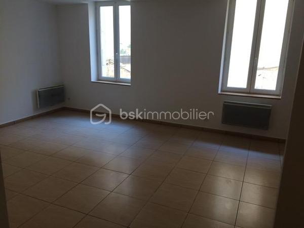 Découvrez ce charmant bâtiment de 215 m², dont 4 appartements  T2 de plus de 50m2 chacun vous plongeront dans l'élégance d'une époque passée tout en profitant du dynamisme urbain. Avec des pièces spacieuses et deux balcons pour profiter de moments de détente, ce bien est idéal pour des projets variés.

Structure saine, sans travaux à prévoir, vous serez séduit par son authenticité. Non en copropriété, il s'adapte à vos envies. Proches des commodités et transports, il ne manque qu'à vous !