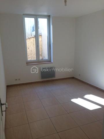 Découvrez ce charmant bâtiment de 215 m², dont 4 appartements  T2 de plus de 50m2 chacun vous plongeront dans l'élégance d'une époque passée tout en profitant du dynamisme urbain. Avec des pièces spacieuses et deux balcons pour profiter de moments de détente, ce bien est idéal pour des projets variés.

Structure saine, sans travaux à prévoir, vous serez séduit par son authenticité. Non en copropriété, il s'adapte à vos envies. Proches des commodités et transports, il ne manque qu'à vous !
