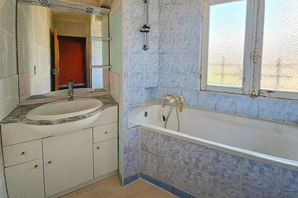 PAUILLAC 33250 - Immeuble 200 m² - investissement locatif -  CENTRE VILLE