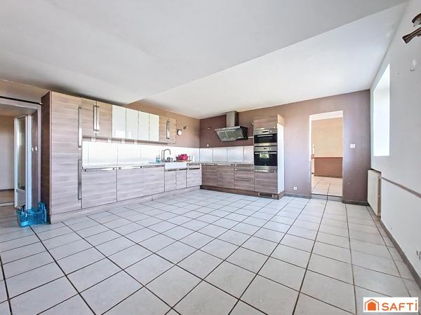 Authentique Béarnaise 213M2 avec dépendances et jardin à l’anglaise