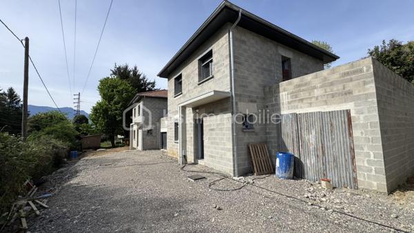 En exclusivité – Maison 95 m² – terrain 400m² – Moirans

Située à Moirans , dans un petit lotissement de seulement trois maisons entièrement goudronné, cette maison offre un cadre de vie calme et agréable, à proximité immédiate des commerces et des axes routiers.

D’une surface habitable de 95m², elle propose une belle pièce de vie lumineuse avec cuisine à aménager selon vos envies. Le confort est assuré par un chauffage par pompe à chaleur avec plancher chauffant.

À l’étage, vous trouverez  trois chambres, dont une suite parentale, parfaitement agencées et idéales pour une famille.

Implantée sur un terrain de 400m², la maison bénéficie de prestations de qualité : menuiseries soignées, volets roulants électriques.

Un garage de 18 m² complète ce bien, ainsi qu’une place de stationnement visiteurs à l’entrée du lotissement.

Petit lotissement de 3 maisons, voir plan.

Prix : 320 000 €

Dossier complet et plan disponibles sur demande.