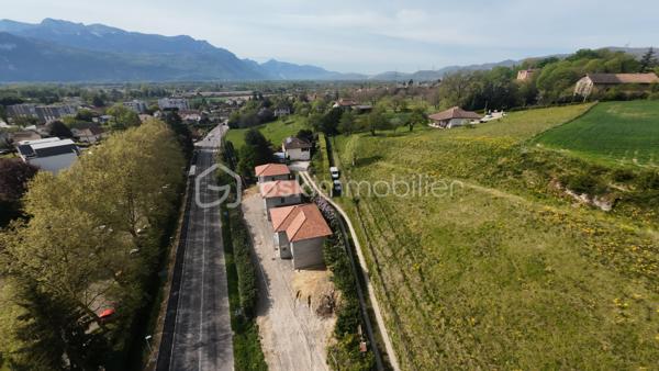 En exclusivité – Maison 95 m² – terrain 400m² – Moirans

Située à Moirans , dans un petit lotissement de seulement trois maisons entièrement goudronné, cette maison offre un cadre de vie calme et agréable, à proximité immédiate des commerces et des axes routiers.

D’une surface habitable de 95m², elle propose une belle pièce de vie lumineuse avec cuisine à aménager selon vos envies. Le confort est assuré par un chauffage par pompe à chaleur avec plancher chauffant.

À l’étage, vous trouverez  trois chambres, dont une suite parentale, parfaitement agencées et idéales pour une famille.

Implantée sur un terrain de 400m², la maison bénéficie de prestations de qualité : menuiseries soignées, volets roulants électriques.

Un garage de 18 m² complète ce bien, ainsi qu’une place de stationnement visiteurs à l’entrée du lotissement.

Petit lotissement de 3 maisons, voir plan.

Prix : 320 000 €

Dossier complet et plan disponibles sur demande.