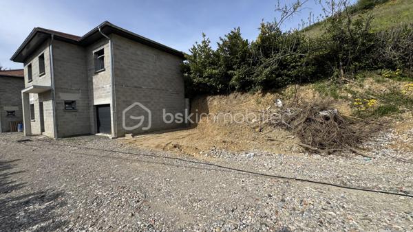En exclusivité – Maison 95 m² – terrain 400m² – Moirans

Située à Moirans , dans un petit lotissement de seulement trois maisons entièrement goudronné, cette maison offre un cadre de vie calme et agréable, à proximité immédiate des commerces et des axes routiers.

D’une surface habitable de 95m², elle propose une belle pièce de vie lumineuse avec cuisine à aménager selon vos envies. Le confort est assuré par un chauffage par pompe à chaleur avec plancher chauffant.

À l’étage, vous trouverez  trois chambres, dont une suite parentale, parfaitement agencées et idéales pour une famille.

Implantée sur un terrain de 400m², la maison bénéficie de prestations de qualité : menuiseries soignées, volets roulants électriques.

Un garage de 18 m² complète ce bien, ainsi qu’une place de stationnement visiteurs à l’entrée du lotissement.

Petit lotissement de 3 maisons, voir plan.

Prix : 320 000 €

Dossier complet et plan disponibles sur demande.