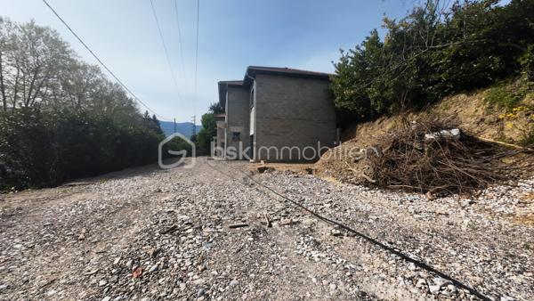 En exclusivité – Maison 95 m² – terrain 400m² – Moirans

Située à Moirans , dans un petit lotissement de seulement trois maisons entièrement goudronné, cette maison offre un cadre de vie calme et agréable, à proximité immédiate des commerces et des axes routiers.

D’une surface habitable de 95m², elle propose une belle pièce de vie lumineuse avec cuisine à aménager selon vos envies. Le confort est assuré par un chauffage par pompe à chaleur avec plancher chauffant.

À l’étage, vous trouverez  trois chambres, dont une suite parentale, parfaitement agencées et idéales pour une famille.

Implantée sur un terrain de 400m², la maison bénéficie de prestations de qualité : menuiseries soignées, volets roulants électriques.

Un garage de 18 m² complète ce bien, ainsi qu’une place de stationnement visiteurs à l’entrée du lotissement.

Petit lotissement de 3 maisons, voir plan.

Prix : 320 000 €

Dossier complet et plan disponibles sur demande.