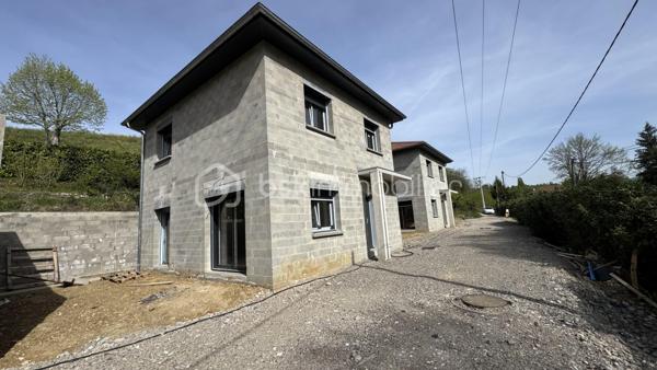 En exclusivité – Maison 95 m² – terrain 400m² – Moirans

Située à Moirans , dans un petit lotissement de seulement trois maisons entièrement goudronné, cette maison offre un cadre de vie calme et agréable, à proximité immédiate des commerces et des axes routiers.

D’une surface habitable de 95m², elle propose une belle pièce de vie lumineuse avec cuisine à aménager selon vos envies. Le confort est assuré par un chauffage par pompe à chaleur avec plancher chauffant.

À l’étage, vous trouverez  trois chambres, dont une suite parentale, parfaitement agencées et idéales pour une famille.

Implantée sur un terrain de 400m², la maison bénéficie de prestations de qualité : menuiseries soignées, volets roulants électriques.

Un garage de 18 m² complète ce bien, ainsi qu’une place de stationnement visiteurs à l’entrée du lotissement.

Petit lotissement de 3 maisons, voir plan.

Prix : 320 000 €

Dossier complet et plan disponibles sur demande.