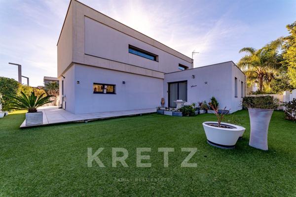 Villa d'architecte contemporaine au fond d'une impasse privée à 100m du Golf