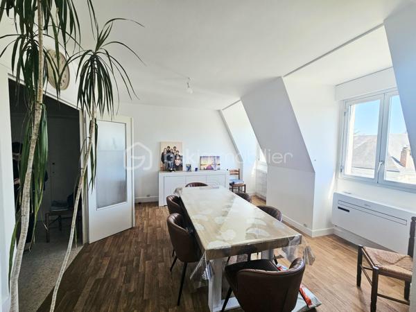 A découvrir.
Idéalement placé aux portes du marché.
Ce bel appartement de 98 m2 situé au 3ème étage d'une petite copropriété avec ascenseur vous offre une entrée spacieuse avec placard desservant un bel espace salle à manger ouvert sur un lumineux salon, une cuisine aménagée et équipée, un dégagement donnant accès à 2 chambres, une salle d'eau , et un WC.  
Une cave au sous sol vient compléter ce bien.
Climatisation récente.
Beaux volumes.