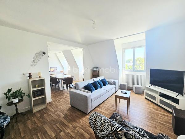 A découvrir.
Idéalement placé aux portes du marché.
Ce bel appartement de 98 m2 situé au 3ème étage d'une petite copropriété avec ascenseur vous offre une entrée spacieuse avec placard desservant un bel espace salle à manger ouvert sur un lumineux salon, une cuisine aménagée et équipée, un dégagement donnant accès à 2 chambres, une salle d'eau , et un WC.  
Une cave au sous sol vient compléter ce bien.
Climatisation récente.
Beaux volumes.