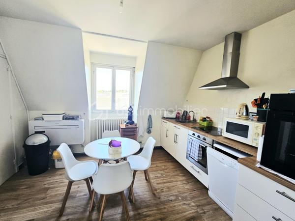 A découvrir.
Idéalement placé aux portes du marché.
Ce bel appartement de 98 m2 situé au 3ème étage d'une petite copropriété avec ascenseur vous offre une entrée spacieuse avec placard desservant un bel espace salle à manger ouvert sur un lumineux salon, une cuisine aménagée et équipée, un dégagement donnant accès à 2 chambres, une salle d'eau , et un WC.  
Une cave au sous sol vient compléter ce bien.
Climatisation récente.
Beaux volumes.