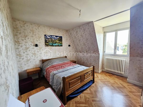 A découvrir.
Idéalement placé aux portes du marché.
Ce bel appartement de 98 m2 situé au 3ème étage d'une petite copropriété avec ascenseur vous offre une entrée spacieuse avec placard desservant un bel espace salle à manger ouvert sur un lumineux salon, une cuisine aménagée et équipée, un dégagement donnant accès à 2 chambres, une salle d'eau , et un WC.  
Une cave au sous sol vient compléter ce bien.
Climatisation récente.
Beaux volumes.