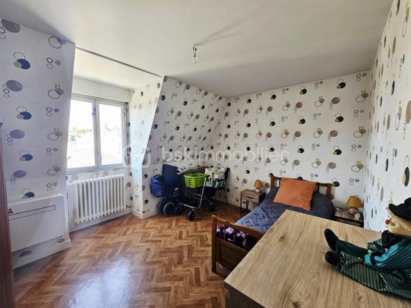 A découvrir.
Idéalement placé aux portes du marché.
Ce bel appartement de 98 m2 situé au 3ème étage d'une petite copropriété avec ascenseur vous offre une entrée spacieuse avec placard desservant un bel espace salle à manger ouvert sur un lumineux salon, une cuisine aménagée et équipée, un dégagement donnant accès à 2 chambres, une salle d'eau , et un WC.  
Une cave au sous sol vient compléter ce bien.
Climatisation récente.
Beaux volumes.