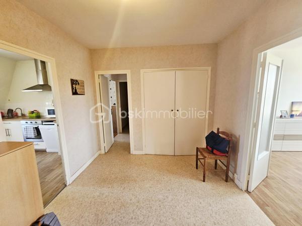 A découvrir.
Idéalement placé aux portes du marché.
Ce bel appartement de 98 m2 situé au 3ème étage d'une petite copropriété avec ascenseur vous offre une entrée spacieuse avec placard desservant un bel espace salle à manger ouvert sur un lumineux salon, une cuisine aménagée et équipée, un dégagement donnant accès à 2 chambres, une salle d'eau , et un WC.  
Une cave au sous sol vient compléter ce bien.
Climatisation récente.
Beaux volumes.