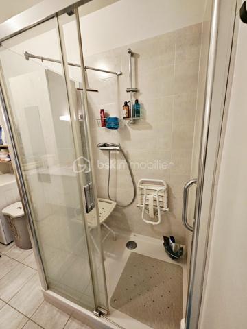 A découvrir.
Idéalement placé aux portes du marché.
Ce bel appartement de 98 m2 situé au 3ème étage d'une petite copropriété avec ascenseur vous offre une entrée spacieuse avec placard desservant un bel espace salle à manger ouvert sur un lumineux salon, une cuisine aménagée et équipée, un dégagement donnant accès à 2 chambres, une salle d'eau , et un WC.  
Une cave au sous sol vient compléter ce bien.
Climatisation récente.
Beaux volumes.