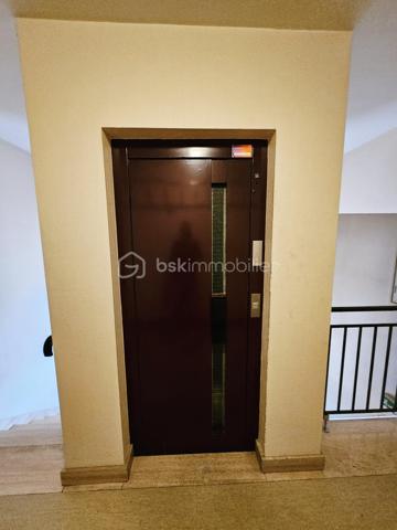 A découvrir.
Idéalement placé aux portes du marché.
Ce bel appartement de 98 m2 situé au 3ème étage d'une petite copropriété avec ascenseur vous offre une entrée spacieuse avec placard desservant un bel espace salle à manger ouvert sur un lumineux salon, une cuisine aménagée et équipée, un dégagement donnant accès à 2 chambres, une salle d'eau , et un WC.  
Une cave au sous sol vient compléter ce bien.
Climatisation récente.
Beaux volumes.