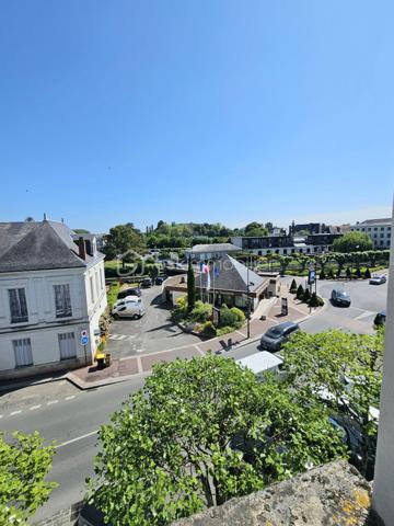 A découvrir.
Idéalement placé aux portes du marché.
Ce bel appartement de 98 m2 situé au 3ème étage d'une petite copropriété avec ascenseur vous offre une entrée spacieuse avec placard desservant un bel espace salle à manger ouvert sur un lumineux salon, une cuisine aménagée et équipée, un dégagement donnant accès à 2 chambres, une salle d'eau , et un WC.  
Une cave au sous sol vient compléter ce bien.
Climatisation récente.
Beaux volumes.