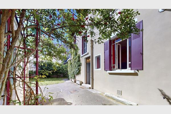 Maison
         7 pièces
        - 160 m² Bien prestige 799 000 € *