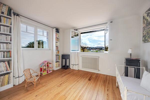 Vente                                                      Villa
                        
                     6 pièces                      200 m2                     à Bidart