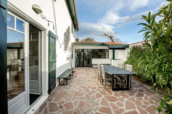 Vente                                                      Villa
                        
                     6 pièces                      200 m2                     à Bidart
