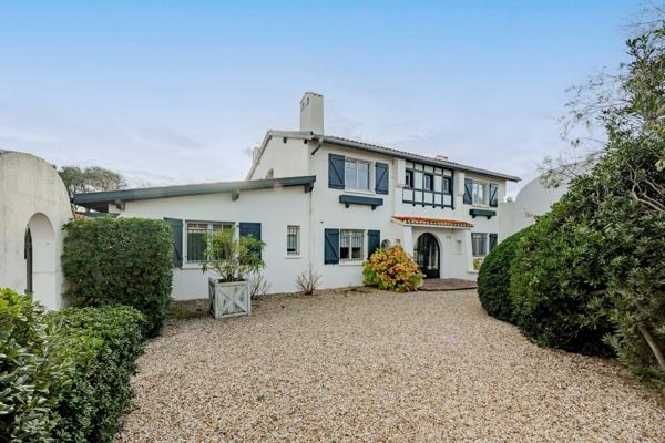Vente                                                      Villa
                        
                     6 pièces                      200 m2                     à Bidart