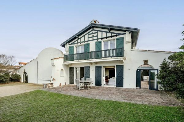 Vente                                                      Villa
                        
                     6 pièces                      200 m2                     à Bidart