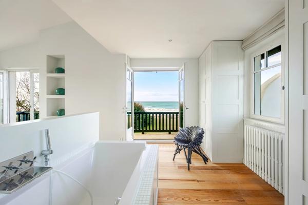 Vente                                                      Villa
                        
                     6 pièces                      200 m2                     à Bidart
