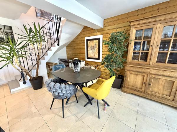 Visite vidéo disponible sur
- ma chaîne YT : Grégory Talbot IMMOBILIER (playlist : Visites filmées)
- FB : Grégory Talbot Immobilier (album : Visites vidéo)
- et sur mon IG : L'immobilier en Normandie (onglet : Réels)

Sur la commune de Caudebec-lès-Elbeuf 76320, 
Dans une impasse calme, 
Proximité écoles, commerces, transports... 

Il n'y a aucuns travaux à prévoir dans cette maison de 2015 ! 

Rez-de-chaussée : séjour sur cuisine meublée, vestiaire, wc; 
À l'étage : deux chambres, buanderie, salle de douche avec wc. 

Pour l'extérieur vous profiterez de stationnements dans la résidence et d'une petite terrasse privative. 

Prestations : chauffage électrique, électricité ok, double vitrage PVC, isolation ok, VMC, couverture ok... Tout est de bon goût. 

Ne tardez pas !