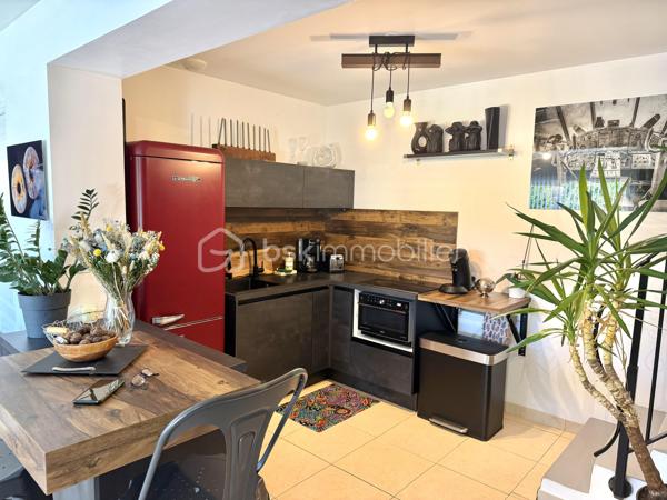 Visite vidéo disponible sur
- ma chaîne YT : Grégory Talbot IMMOBILIER (playlist : Visites filmées)
- FB : Grégory Talbot Immobilier (album : Visites vidéo)
- et sur mon IG : L'immobilier en Normandie (onglet : Réels)

Sur la commune de Caudebec-lès-Elbeuf 76320, 
Dans une impasse calme, 
Proximité écoles, commerces, transports... 

Il n'y a aucuns travaux à prévoir dans cette maison de 2015 ! 

Rez-de-chaussée : séjour sur cuisine meublée, vestiaire, wc; 
À l'étage : deux chambres, buanderie, salle de douche avec wc. 

Pour l'extérieur vous profiterez de stationnements dans la résidence et d'une petite terrasse privative. 

Prestations : chauffage électrique, électricité ok, double vitrage PVC, isolation ok, VMC, couverture ok... Tout est de bon goût. 

Ne tardez pas !