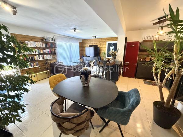 Visite vidéo disponible sur
- ma chaîne YT : Grégory Talbot IMMOBILIER (playlist : Visites filmées)
- FB : Grégory Talbot Immobilier (album : Visites vidéo)
- et sur mon IG : L'immobilier en Normandie (onglet : Réels)

Sur la commune de Caudebec-lès-Elbeuf 76320, 
Dans une impasse calme, 
Proximité écoles, commerces, transports... 

Il n'y a aucuns travaux à prévoir dans cette maison de 2015 ! 

Rez-de-chaussée : séjour sur cuisine meublée, vestiaire, wc; 
À l'étage : deux chambres, buanderie, salle de douche avec wc. 

Pour l'extérieur vous profiterez de stationnements dans la résidence et d'une petite terrasse privative. 

Prestations : chauffage électrique, électricité ok, double vitrage PVC, isolation ok, VMC, couverture ok... Tout est de bon goût. 

Ne tardez pas !