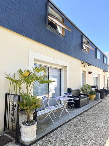 Visite vidéo disponible sur
- ma chaîne YT : Grégory Talbot IMMOBILIER (playlist : Visites filmées)
- FB : Grégory Talbot Immobilier (album : Visites vidéo)
- et sur mon IG : L'immobilier en Normandie (onglet : Réels)

Sur la commune de Caudebec-lès-Elbeuf 76320, 
Dans une impasse calme, 
Proximité écoles, commerces, transports... 

Il n'y a aucuns travaux à prévoir dans cette maison de 2015 ! 

Rez-de-chaussée : séjour sur cuisine meublée, vestiaire, wc; 
À l'étage : deux chambres, buanderie, salle de douche avec wc. 

Pour l'extérieur vous profiterez de stationnements dans la résidence et d'une petite terrasse privative. 

Prestations : chauffage électrique, électricité ok, double vitrage PVC, isolation ok, VMC, couverture ok... Tout est de bon goût. 

Ne tardez pas !