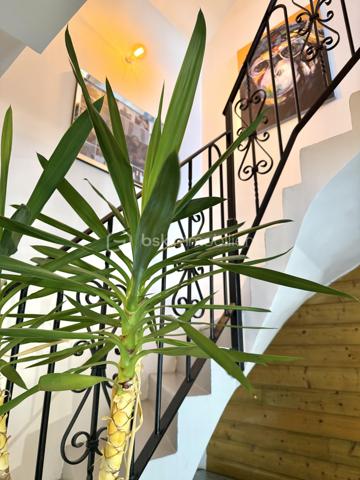 Visite vidéo disponible sur
- ma chaîne YT : Grégory Talbot IMMOBILIER (playlist : Visites filmées)
- FB : Grégory Talbot Immobilier (album : Visites vidéo)
- et sur mon IG : L'immobilier en Normandie (onglet : Réels)

Sur la commune de Caudebec-lès-Elbeuf 76320, 
Dans une impasse calme, 
Proximité écoles, commerces, transports... 

Il n'y a aucuns travaux à prévoir dans cette maison de 2015 ! 

Rez-de-chaussée : séjour sur cuisine meublée, vestiaire, wc; 
À l'étage : deux chambres, buanderie, salle de douche avec wc. 

Pour l'extérieur vous profiterez de stationnements dans la résidence et d'une petite terrasse privative. 

Prestations : chauffage électrique, électricité ok, double vitrage PVC, isolation ok, VMC, couverture ok... Tout est de bon goût. 

Ne tardez pas !