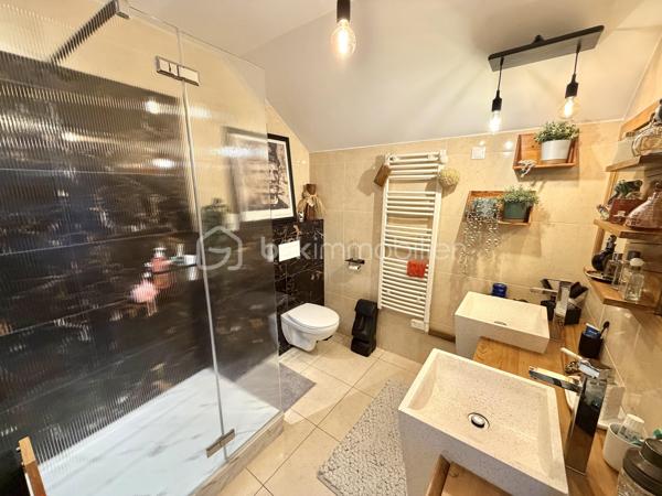 Visite vidéo disponible sur
- ma chaîne YT : Grégory Talbot IMMOBILIER (playlist : Visites filmées)
- FB : Grégory Talbot Immobilier (album : Visites vidéo)
- et sur mon IG : L'immobilier en Normandie (onglet : Réels)

Sur la commune de Caudebec-lès-Elbeuf 76320, 
Dans une impasse calme, 
Proximité écoles, commerces, transports... 

Il n'y a aucuns travaux à prévoir dans cette maison de 2015 ! 

Rez-de-chaussée : séjour sur cuisine meublée, vestiaire, wc; 
À l'étage : deux chambres, buanderie, salle de douche avec wc. 

Pour l'extérieur vous profiterez de stationnements dans la résidence et d'une petite terrasse privative. 

Prestations : chauffage électrique, électricité ok, double vitrage PVC, isolation ok, VMC, couverture ok... Tout est de bon goût. 

Ne tardez pas !