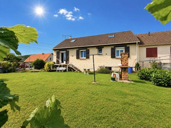 Au cœur d’un environnement calme du Trait, à proximité immédiate des commodités et d’une salle de sport, découvrez cette maison de 124 m² offrant de beaux volumes et une agréable sensation d’espace.

Dès l’entrée, vous serez séduit par sa vaste pièce de vie traversante, baignée de lumière naturelle, où salon, séjour et cuisine ouverte se réunissent dans une atmosphère conviviale et chaleureuse. Un véritable lieu de vie pensé pour partager les moments du quotidien comme les grandes occasions.

La maison offre une véritable vie de plain-pied avec deux chambres équipées de placards, un bureau idéal pour le télétravail ou une chambre d’appoint, une salle de douche et un WC indépendant.

À l’étage, deux grandes chambres lumineuses de 21 m² et 16 m² complètent l’ensemble, offrant à chacun son espace et son intimité.

Côté pratique, un sous-sol complet particulièrement bien agencé constitue un véritable atout. Capable d’accueillir jusqu’à trois véhicules, il offre également de nombreuses possibilités de rangement et d’aménagement. Un espace que les photos ne révèlent pas… et qui mérite à lui seul une visite.

Édifiée sur une parcelle de 593 m², la propriété dispose de deux espaces extérieurs distincts : un jardin d’accueil côté entrée et un second espace plus vaste à l’arrière, idéal pour profiter des beaux jours, créer un coin détente ou laisser libre cours à vos projets.

Construite en 1989, cette maison présente un bon état général

Une maison lumineuse, fonctionnelle et évolutive, idéale pour une famille en quête d’espace, de confort et de tranquillité.

Et si votre prochain chapitre commençait ici ?