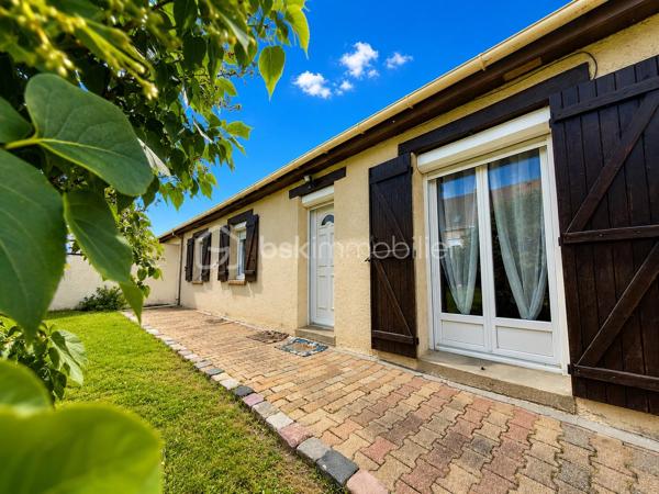 Au cœur d’un environnement calme du Trait, à proximité immédiate des commodités et d’une salle de sport, découvrez cette maison de 124 m² offrant de beaux volumes et une agréable sensation d’espace.

Dès l’entrée, vous serez séduit par sa vaste pièce de vie traversante, baignée de lumière naturelle, où salon, séjour et cuisine ouverte se réunissent dans une atmosphère conviviale et chaleureuse. Un véritable lieu de vie pensé pour partager les moments du quotidien comme les grandes occasions.

La maison offre une véritable vie de plain-pied avec deux chambres équipées de placards, un bureau idéal pour le télétravail ou une chambre d’appoint, une salle de douche et un WC indépendant.

À l’étage, deux grandes chambres lumineuses de 21 m² et 16 m² complètent l’ensemble, offrant à chacun son espace et son intimité.

Côté pratique, un sous-sol complet particulièrement bien agencé constitue un véritable atout. Capable d’accueillir jusqu’à trois véhicules, il offre également de nombreuses possibilités de rangement et d’aménagement. Un espace que les photos ne révèlent pas… et qui mérite à lui seul une visite.

Édifiée sur une parcelle de 593 m², la propriété dispose de deux espaces extérieurs distincts : un jardin d’accueil côté entrée et un second espace plus vaste à l’arrière, idéal pour profiter des beaux jours, créer un coin détente ou laisser libre cours à vos projets.

Construite en 1989, cette maison présente un bon état général

Une maison lumineuse, fonctionnelle et évolutive, idéale pour une famille en quête d’espace, de confort et de tranquillité.

Et si votre prochain chapitre commençait ici ?