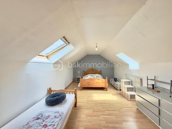 Au cœur d’un environnement calme du Trait, à proximité immédiate des commodités et d’une salle de sport, découvrez cette maison de 124 m² offrant de beaux volumes et une agréable sensation d’espace.

Dès l’entrée, vous serez séduit par sa vaste pièce de vie traversante, baignée de lumière naturelle, où salon, séjour et cuisine ouverte se réunissent dans une atmosphère conviviale et chaleureuse. Un véritable lieu de vie pensé pour partager les moments du quotidien comme les grandes occasions.

La maison offre une véritable vie de plain-pied avec deux chambres équipées de placards, un bureau idéal pour le télétravail ou une chambre d’appoint, une salle de douche et un WC indépendant.

À l’étage, deux grandes chambres lumineuses de 21 m² et 16 m² complètent l’ensemble, offrant à chacun son espace et son intimité.

Côté pratique, un sous-sol complet particulièrement bien agencé constitue un véritable atout. Capable d’accueillir jusqu’à trois véhicules, il offre également de nombreuses possibilités de rangement et d’aménagement. Un espace que les photos ne révèlent pas… et qui mérite à lui seul une visite.

Édifiée sur une parcelle de 593 m², la propriété dispose de deux espaces extérieurs distincts : un jardin d’accueil côté entrée et un second espace plus vaste à l’arrière, idéal pour profiter des beaux jours, créer un coin détente ou laisser libre cours à vos projets.

Construite en 1989, cette maison présente un bon état général

Une maison lumineuse, fonctionnelle et évolutive, idéale pour une famille en quête d’espace, de confort et de tranquillité.

Et si votre prochain chapitre commençait ici ?