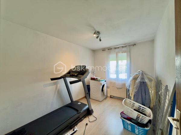 Au cœur d’un environnement calme du Trait, à proximité immédiate des commodités et d’une salle de sport, découvrez cette maison de 124 m² offrant de beaux volumes et une agréable sensation d’espace.

Dès l’entrée, vous serez séduit par sa vaste pièce de vie traversante, baignée de lumière naturelle, où salon, séjour et cuisine ouverte se réunissent dans une atmosphère conviviale et chaleureuse. Un véritable lieu de vie pensé pour partager les moments du quotidien comme les grandes occasions.

La maison offre une véritable vie de plain-pied avec deux chambres équipées de placards, un bureau idéal pour le télétravail ou une chambre d’appoint, une salle de douche et un WC indépendant.

À l’étage, deux grandes chambres lumineuses de 21 m² et 16 m² complètent l’ensemble, offrant à chacun son espace et son intimité.

Côté pratique, un sous-sol complet particulièrement bien agencé constitue un véritable atout. Capable d’accueillir jusqu’à trois véhicules, il offre également de nombreuses possibilités de rangement et d’aménagement. Un espace que les photos ne révèlent pas… et qui mérite à lui seul une visite.

Édifiée sur une parcelle de 593 m², la propriété dispose de deux espaces extérieurs distincts : un jardin d’accueil côté entrée et un second espace plus vaste à l’arrière, idéal pour profiter des beaux jours, créer un coin détente ou laisser libre cours à vos projets.

Construite en 1989, cette maison présente un bon état général

Une maison lumineuse, fonctionnelle et évolutive, idéale pour une famille en quête d’espace, de confort et de tranquillité.

Et si votre prochain chapitre commençait ici ?