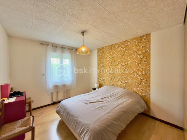 Au cœur d’un environnement calme du Trait, à proximité immédiate des commodités et d’une salle de sport, découvrez cette maison de 124 m² offrant de beaux volumes et une agréable sensation d’espace.

Dès l’entrée, vous serez séduit par sa vaste pièce de vie traversante, baignée de lumière naturelle, où salon, séjour et cuisine ouverte se réunissent dans une atmosphère conviviale et chaleureuse. Un véritable lieu de vie pensé pour partager les moments du quotidien comme les grandes occasions.

La maison offre une véritable vie de plain-pied avec deux chambres équipées de placards, un bureau idéal pour le télétravail ou une chambre d’appoint, une salle de douche et un WC indépendant.

À l’étage, deux grandes chambres lumineuses de 21 m² et 16 m² complètent l’ensemble, offrant à chacun son espace et son intimité.

Côté pratique, un sous-sol complet particulièrement bien agencé constitue un véritable atout. Capable d’accueillir jusqu’à trois véhicules, il offre également de nombreuses possibilités de rangement et d’aménagement. Un espace que les photos ne révèlent pas… et qui mérite à lui seul une visite.

Édifiée sur une parcelle de 593 m², la propriété dispose de deux espaces extérieurs distincts : un jardin d’accueil côté entrée et un second espace plus vaste à l’arrière, idéal pour profiter des beaux jours, créer un coin détente ou laisser libre cours à vos projets.

Construite en 1989, cette maison présente un bon état général

Une maison lumineuse, fonctionnelle et évolutive, idéale pour une famille en quête d’espace, de confort et de tranquillité.

Et si votre prochain chapitre commençait ici ?
