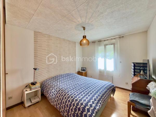 Au cœur d’un environnement calme du Trait, à proximité immédiate des commodités et d’une salle de sport, découvrez cette maison de 124 m² offrant de beaux volumes et une agréable sensation d’espace.

Dès l’entrée, vous serez séduit par sa vaste pièce de vie traversante, baignée de lumière naturelle, où salon, séjour et cuisine ouverte se réunissent dans une atmosphère conviviale et chaleureuse. Un véritable lieu de vie pensé pour partager les moments du quotidien comme les grandes occasions.

La maison offre une véritable vie de plain-pied avec deux chambres équipées de placards, un bureau idéal pour le télétravail ou une chambre d’appoint, une salle de douche et un WC indépendant.

À l’étage, deux grandes chambres lumineuses de 21 m² et 16 m² complètent l’ensemble, offrant à chacun son espace et son intimité.

Côté pratique, un sous-sol complet particulièrement bien agencé constitue un véritable atout. Capable d’accueillir jusqu’à trois véhicules, il offre également de nombreuses possibilités de rangement et d’aménagement. Un espace que les photos ne révèlent pas… et qui mérite à lui seul une visite.

Édifiée sur une parcelle de 593 m², la propriété dispose de deux espaces extérieurs distincts : un jardin d’accueil côté entrée et un second espace plus vaste à l’arrière, idéal pour profiter des beaux jours, créer un coin détente ou laisser libre cours à vos projets.

Construite en 1989, cette maison présente un bon état général

Une maison lumineuse, fonctionnelle et évolutive, idéale pour une famille en quête d’espace, de confort et de tranquillité.

Et si votre prochain chapitre commençait ici ?