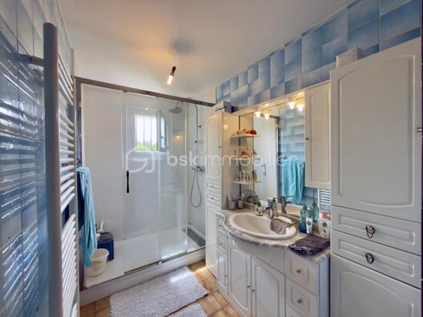 Au cœur d’un environnement calme du Trait, à proximité immédiate des commodités et d’une salle de sport, découvrez cette maison de 124 m² offrant de beaux volumes et une agréable sensation d’espace.

Dès l’entrée, vous serez séduit par sa vaste pièce de vie traversante, baignée de lumière naturelle, où salon, séjour et cuisine ouverte se réunissent dans une atmosphère conviviale et chaleureuse. Un véritable lieu de vie pensé pour partager les moments du quotidien comme les grandes occasions.

La maison offre une véritable vie de plain-pied avec deux chambres équipées de placards, un bureau idéal pour le télétravail ou une chambre d’appoint, une salle de douche et un WC indépendant.

À l’étage, deux grandes chambres lumineuses de 21 m² et 16 m² complètent l’ensemble, offrant à chacun son espace et son intimité.

Côté pratique, un sous-sol complet particulièrement bien agencé constitue un véritable atout. Capable d’accueillir jusqu’à trois véhicules, il offre également de nombreuses possibilités de rangement et d’aménagement. Un espace que les photos ne révèlent pas… et qui mérite à lui seul une visite.

Édifiée sur une parcelle de 593 m², la propriété dispose de deux espaces extérieurs distincts : un jardin d’accueil côté entrée et un second espace plus vaste à l’arrière, idéal pour profiter des beaux jours, créer un coin détente ou laisser libre cours à vos projets.

Construite en 1989, cette maison présente un bon état général

Une maison lumineuse, fonctionnelle et évolutive, idéale pour une famille en quête d’espace, de confort et de tranquillité.

Et si votre prochain chapitre commençait ici ?